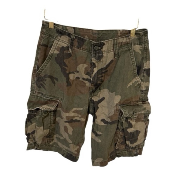 Old Navy Men's Green Camouflage Cargo Shorts - Picture 2 of 6